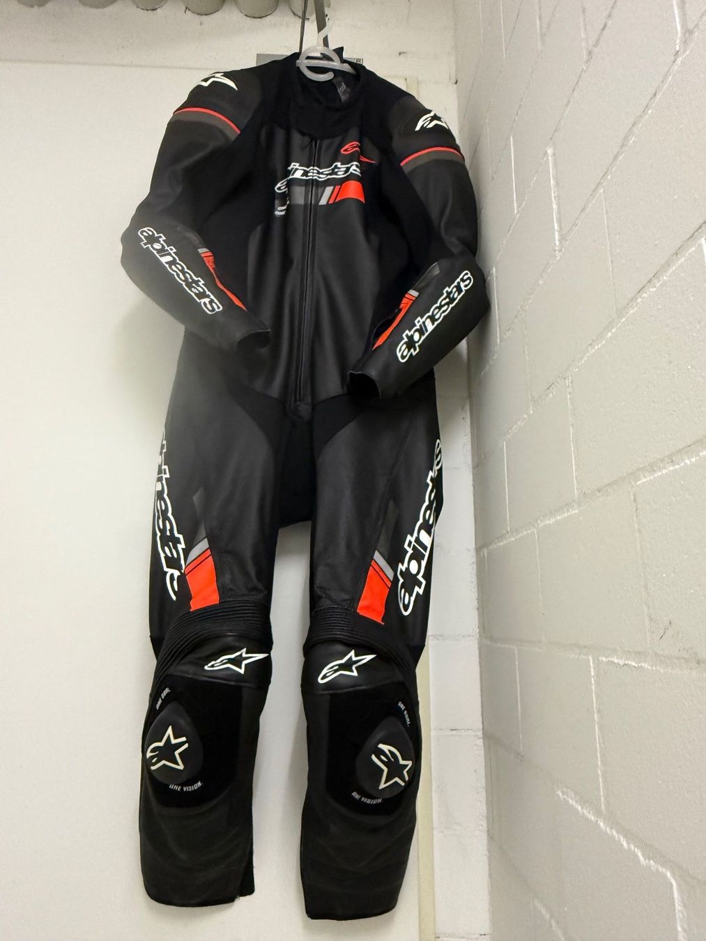 Alpinestars Anzüge: Alpinestars Lederkombi Schwarz/Orange – Gebraucht aus Buchs ZH von lpwinter 5