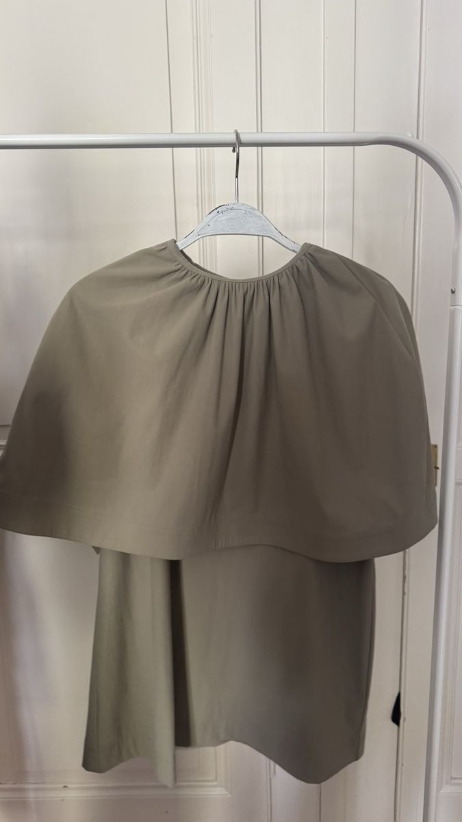 Cos Camicette: Bluse mit Cape Cos – Nuovo (secondo la descrizione) da Schlieren venduto da Marjuk