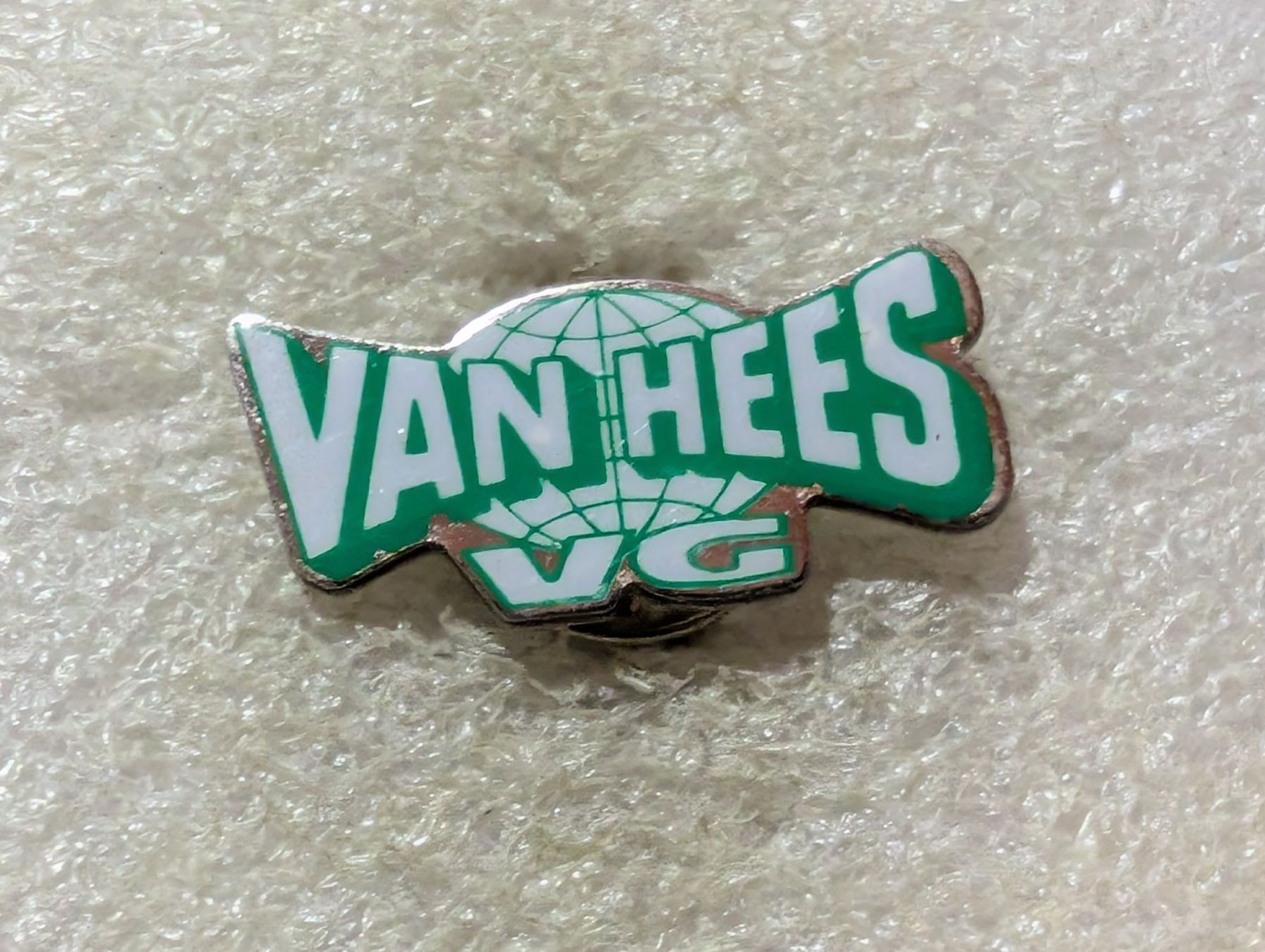 Placchette & Badge: Ansteckpin 106: Van Hees VG – Usato da Oppligen venduto da Pin-Fall-Shop