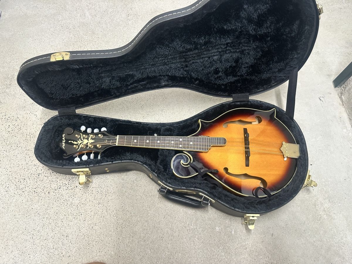 Aria Musikinstrumente: Mandoline Aria Sunburst mit Rockcase Koffer – Gebraucht aus Zürich von Flokke33