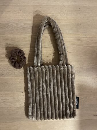 Plüsch Handtasche Tote Bag in Taupe mit passendem Scrunchie