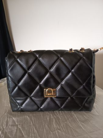 Handtasche schwarz gesteppt goldfarben neuwertig