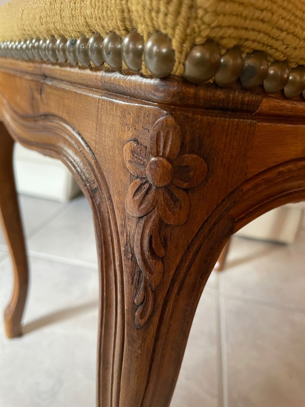 Sgabelli: Antiker Hocker mit Gobelin Bezug – Usato da Luterbach venduto da vac_yv8x 4