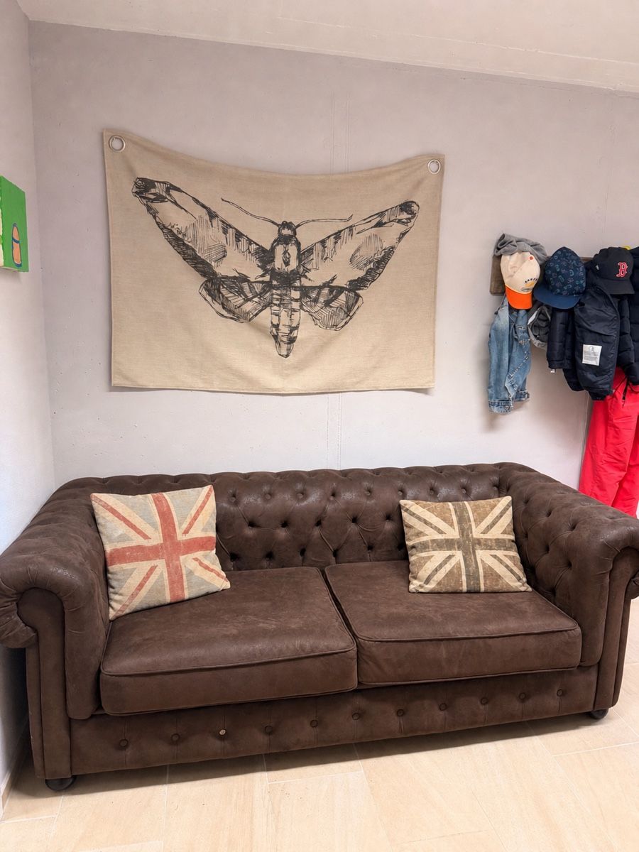 Divani: Chesterfield Style Sofa – Usato da Stallikon venduto da RTagel
