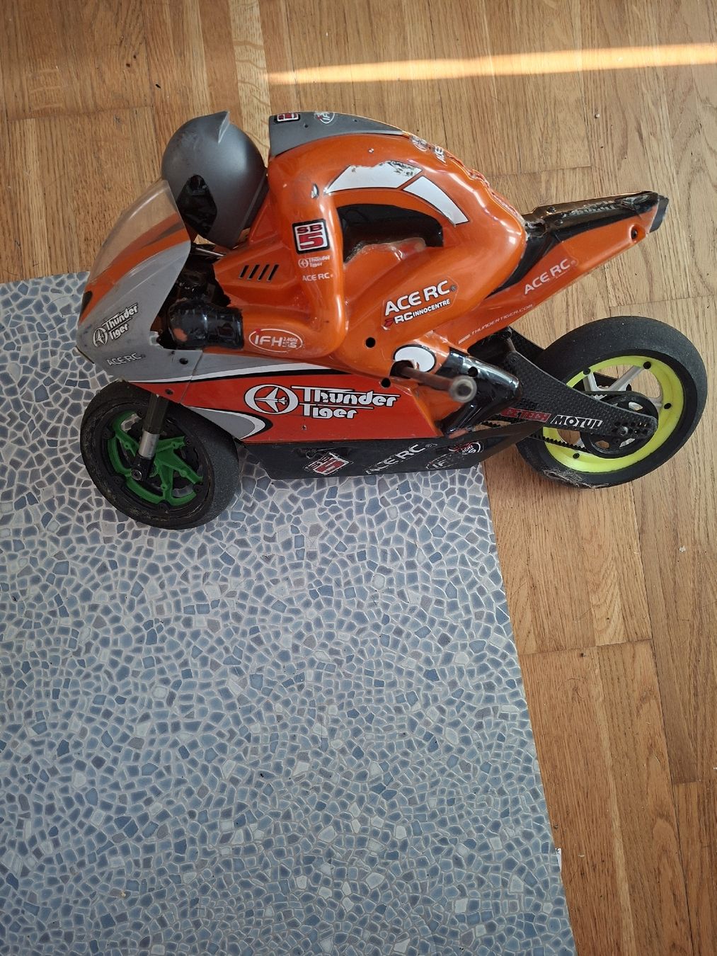 Kit di modellismo & Modellini statici: modèle réduit voiture moto rc – Usato da Ependes FR venduto da g6b_wr8g 2