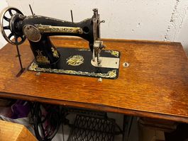Antike Singer Nähmaschine mit Tisch