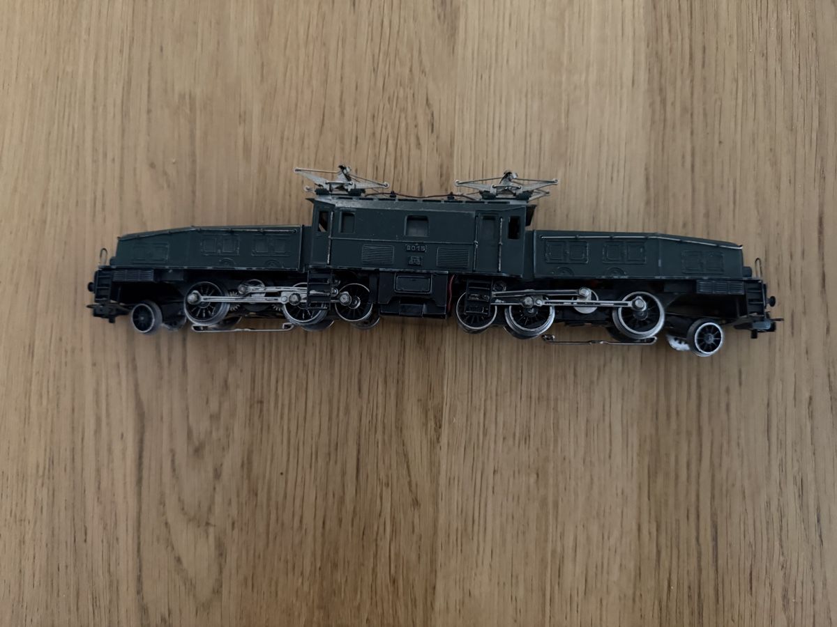 Märklin Modellini di ferrovie: Märklin SBB Krokodil E-Lok 3015 ohne Verpackung – Usato da Schaffhausen venduto da KellerJuerg