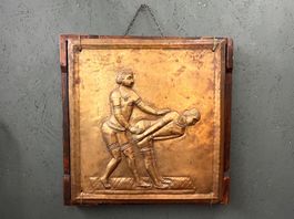 Antiker Messingschild auf Holzplatte Erotische Darstellung