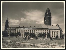 Fotografie Dresden, Rathaus mit Grünanl