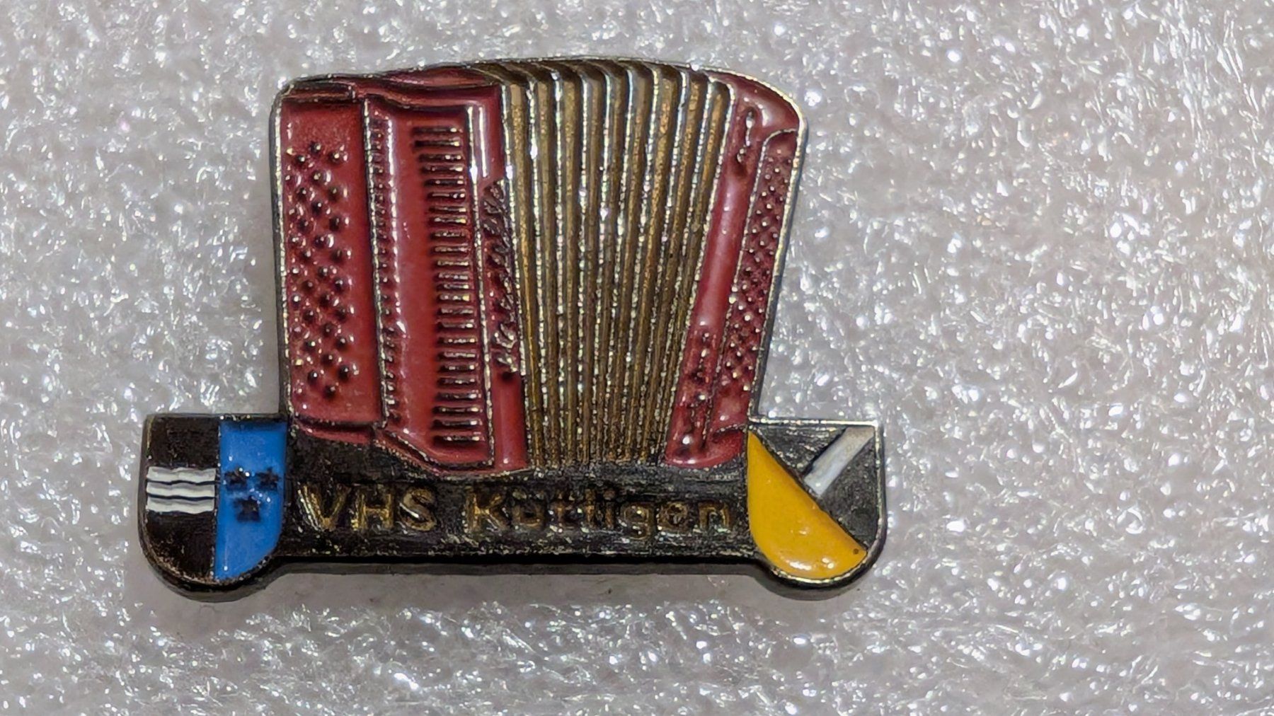 Placchette & Badge: Ansteckpin 272: VHS Köttigen – Usato da Oppligen venduto da Pin-Fall-Shop