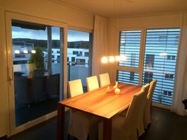Eleganter Holztisch, Nussbaum, massiv, 2 Meter lang