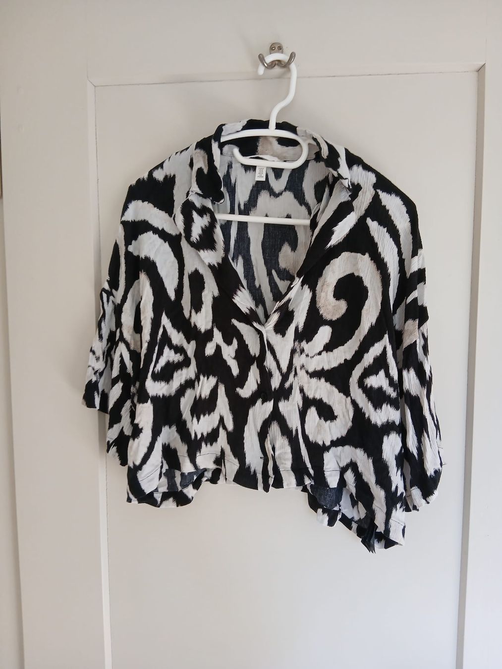 H&M Blusen: Damen Hemdbluse schwarz weiss gemustert Grösse M – Neu (gemäss Beschreibung) aus Balsthal von Leila_Luna