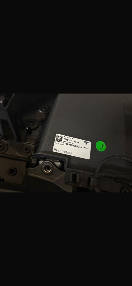 Tesla Toutes les pièces auto: Innenraumtür Tesla Model 3 – Neuf avec emballage d'origine à Recherswil par YannickE98 3