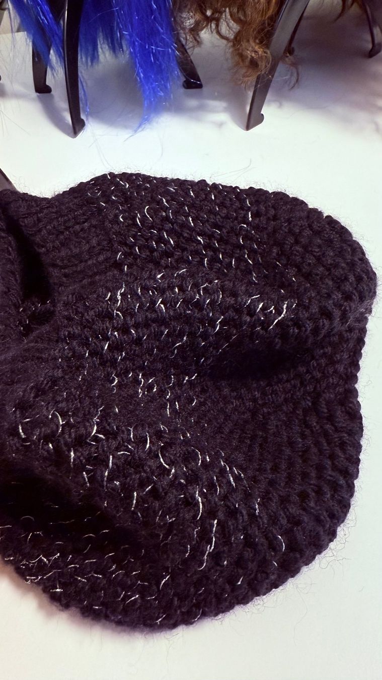 Copricapi, berretti & cappellini: Schwarze Strickmütze mit Glänzenden Details – Usato da Zürich venduto da dum_x5xn 7