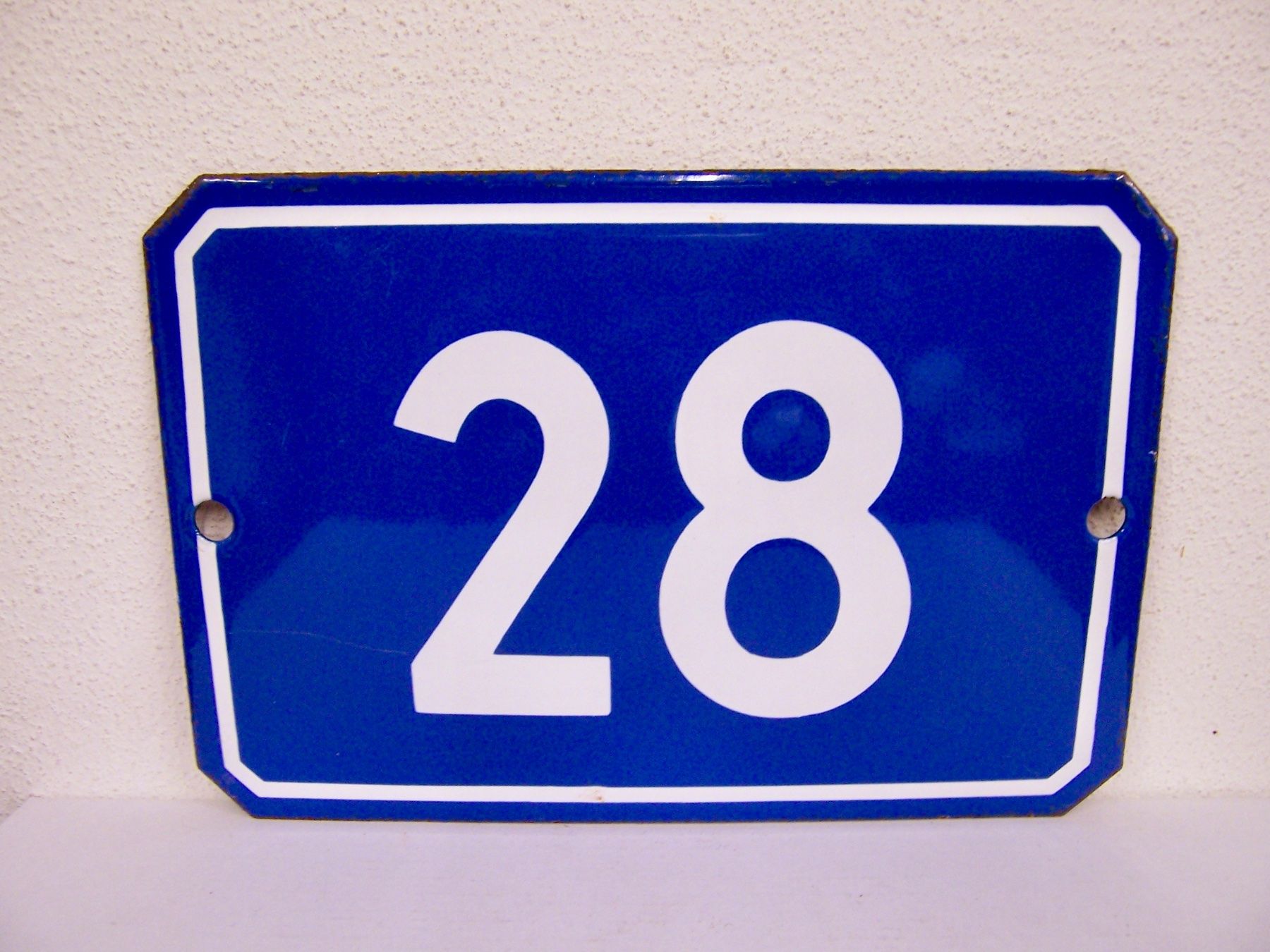 Insegne: ALTES EMAILSCHILD HAUSNUMMER 28 – Usato da Kerzers venduto da bottlesandboxes 1