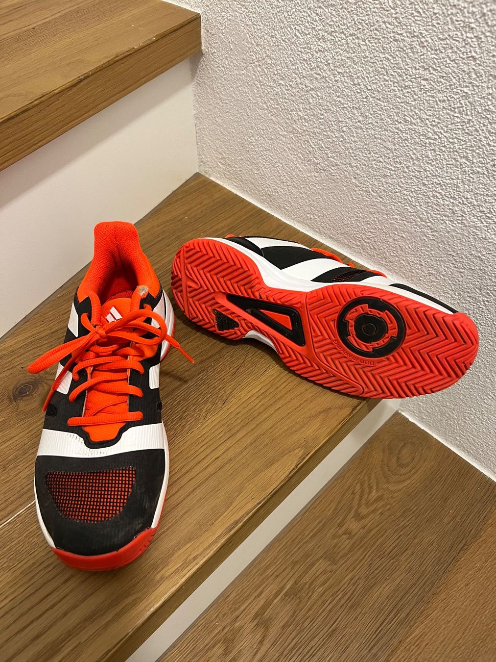 Adidas Scarpe per ragazzi: Hallenturnschuhe adidas Grösse 38 2/3 – Usato da Urdorf venduto da Daniela028 1