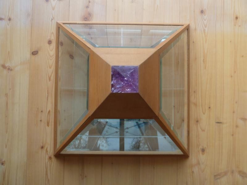 Vetrine: Vitrine in Pyramidenform mit Kristall Amethyst Spitze – Usato da Frauenfeld venduto da mwb_77c9 6