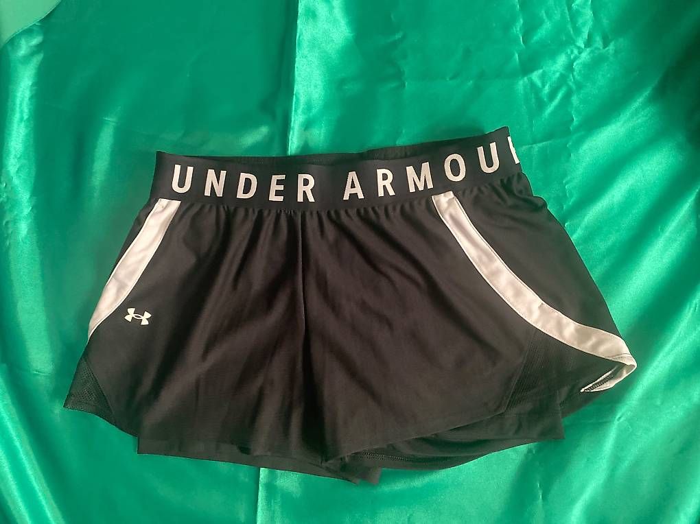 Hosen: Under Armour, Damen Sportshort – Gebraucht aus St. Gallen von Konstanza