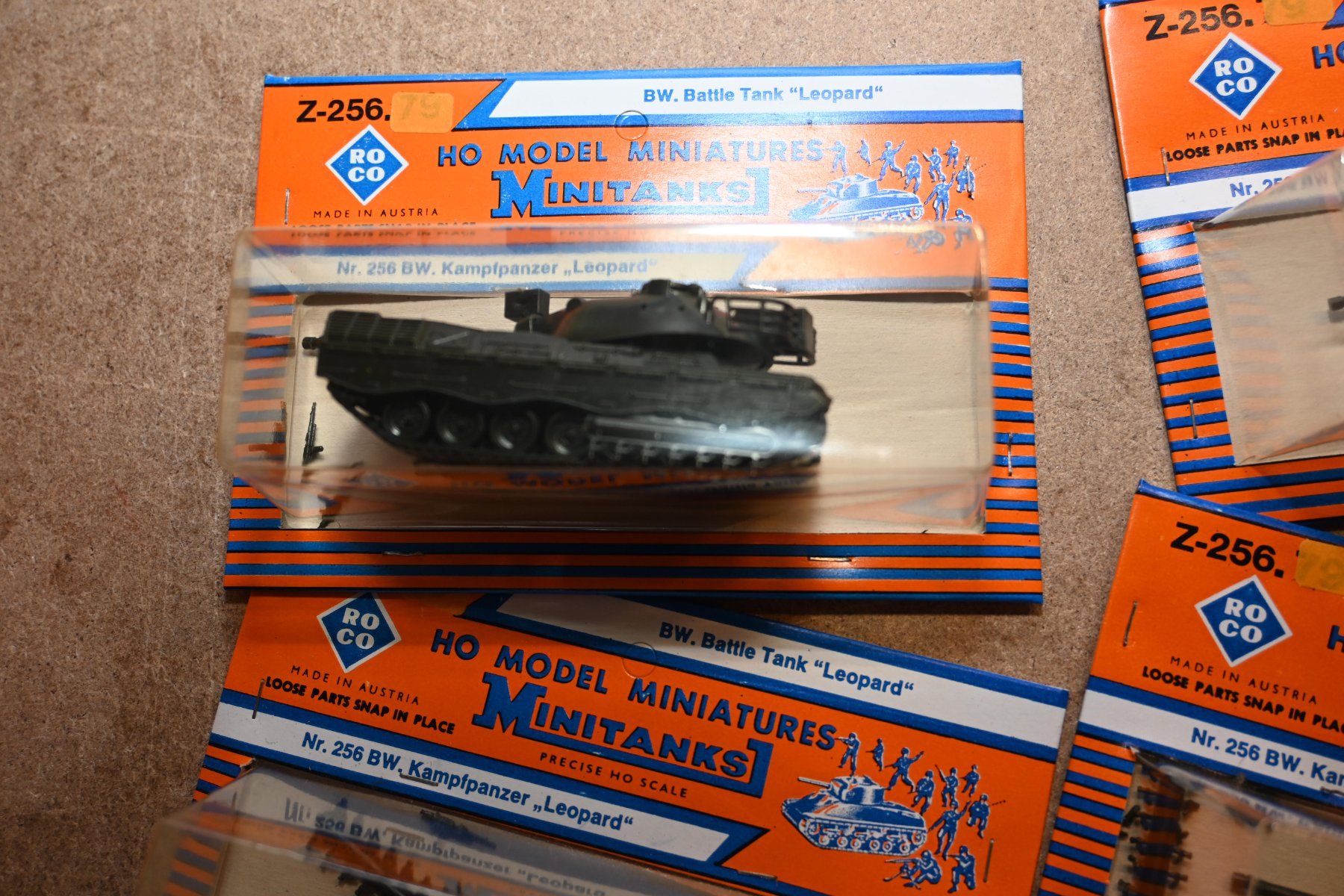 Roco Modellini di ferrovie: ROCO Minitanks BW Kampfpanzer Leopard Z-256 4 Stk. – Usato da Laupen ZH venduto da Zmoewe 1