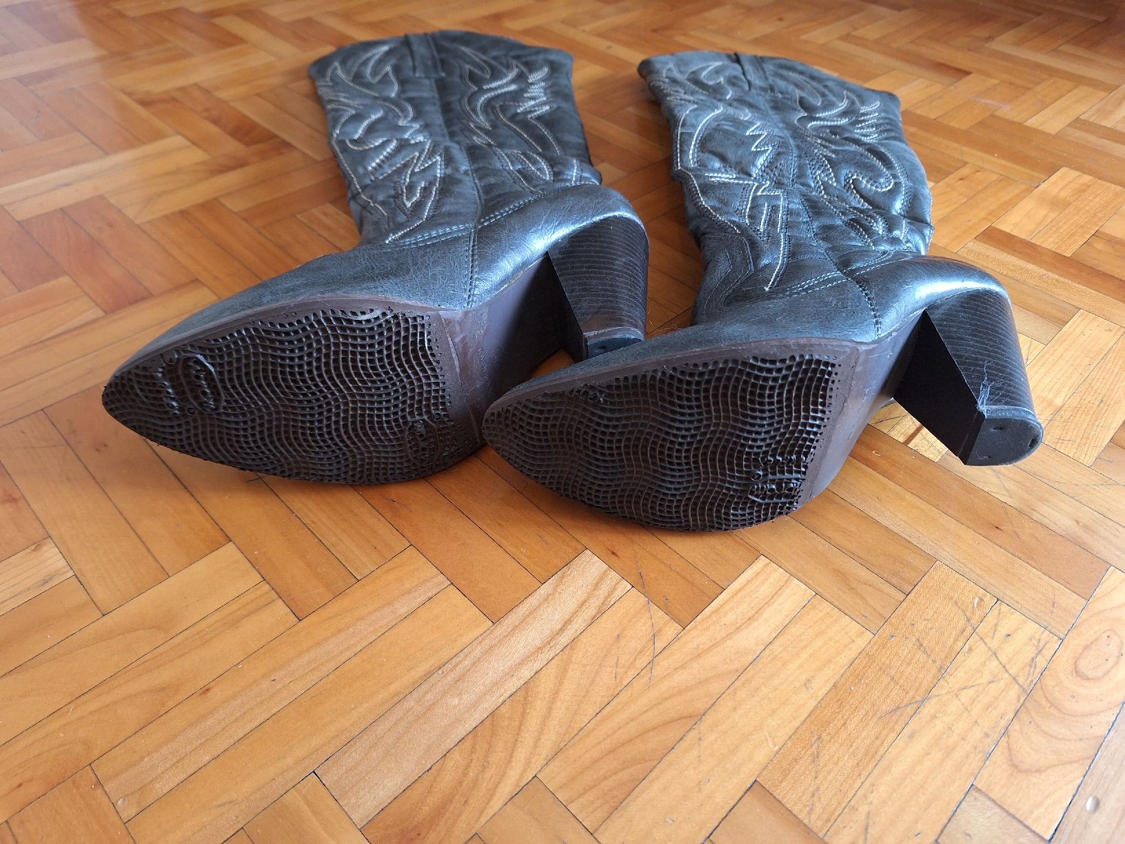 Scarpe da donna: a vendre bottes bon état  – Usato da Estavayer-le-Lac venduto da dor_q6y8