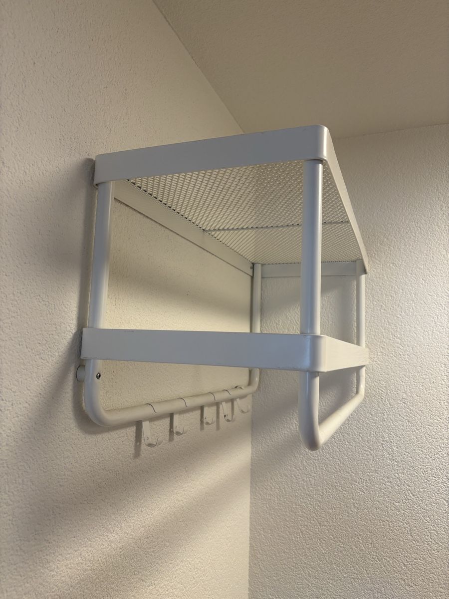 Ikea Guardaroba: White Wall Shelf with Hooks and Storage Rack Good Condition – Nuovo (secondo la descrizione) da Zürich venduto da Maasare 1