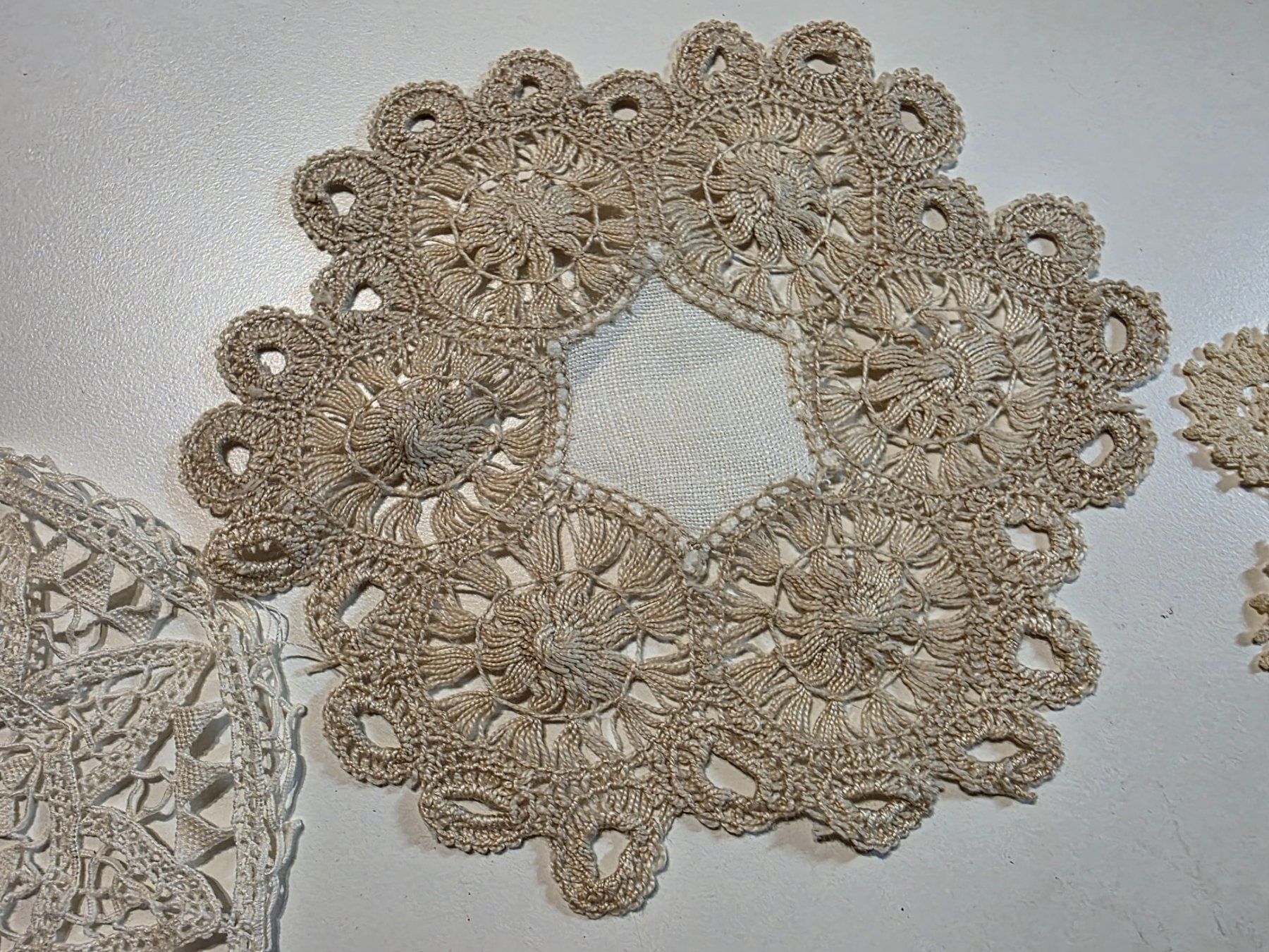 Sonstige Tischwäsche: 4 Deckeli Untersetzer gestrickt oder gehäkelt Spitze – Gebraucht aus Walterswil BE von Lonitti 4