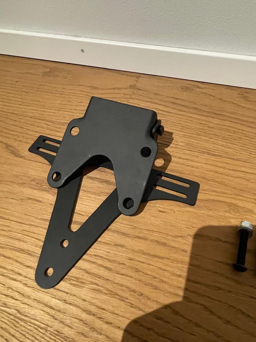 Tutti i ricambio per moto: Nie montierter kurzes Kennzeichenhalter – Nuovo e nell'imballaggio originale da Ostermundigen venduto da Lexington_100 2