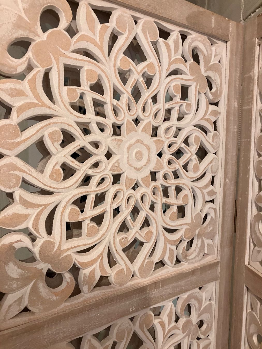Paraventi: Paravent sculpté 3 panneaux blanc beige clair – Usato da Niederwangen BE venduto da audreychkaya 4