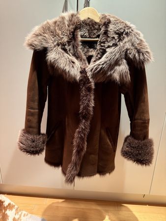 Lederjacke mit Pelz und großer Kapuze