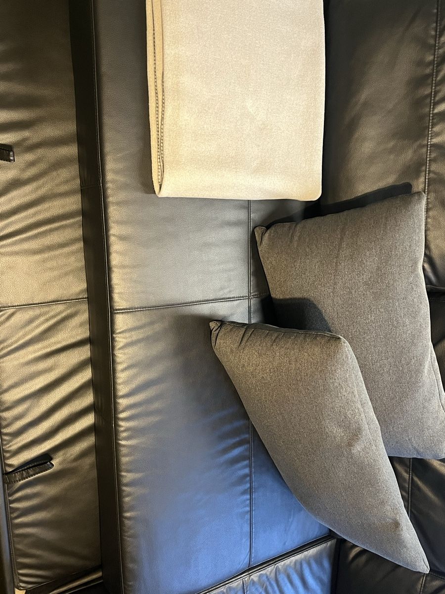 Sofas: Bettsofa mit Hocker, schwarz, Kunstleder. – Gebraucht aus Aesch BL von pat_p9cm 1