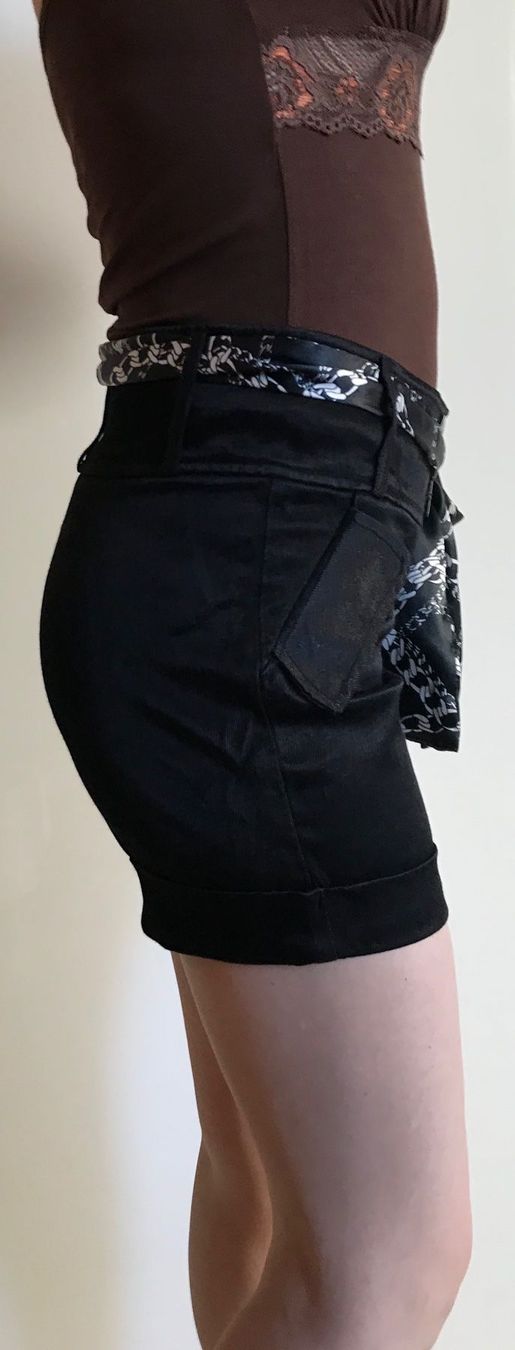 Pantaloni: Shorts Gr.34 – Usato da Stäfa venduto da Exclusive0 2