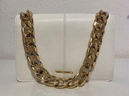 Handtasche in Weiss mit goldener Kette von Bershka