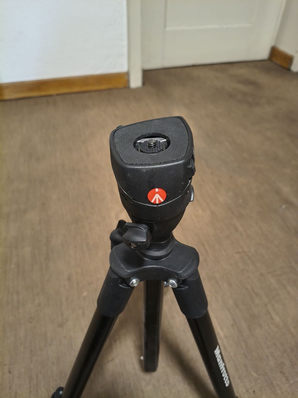 Manfrotto Trépieds & Accessoires: Manfrotto Compact Action tripod MKCOMPACTACN-BK used – D'occasion à Zürich par TrainLine 2