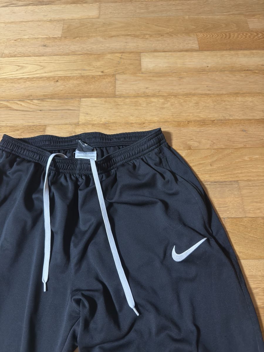 Nike Pantaloni: Nike Hose Sport schwarz Grösse M – Usato da Winterthur venduto da GinaMila 3