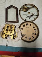 Antike Teile einer Wanduhr zum Restaurieren