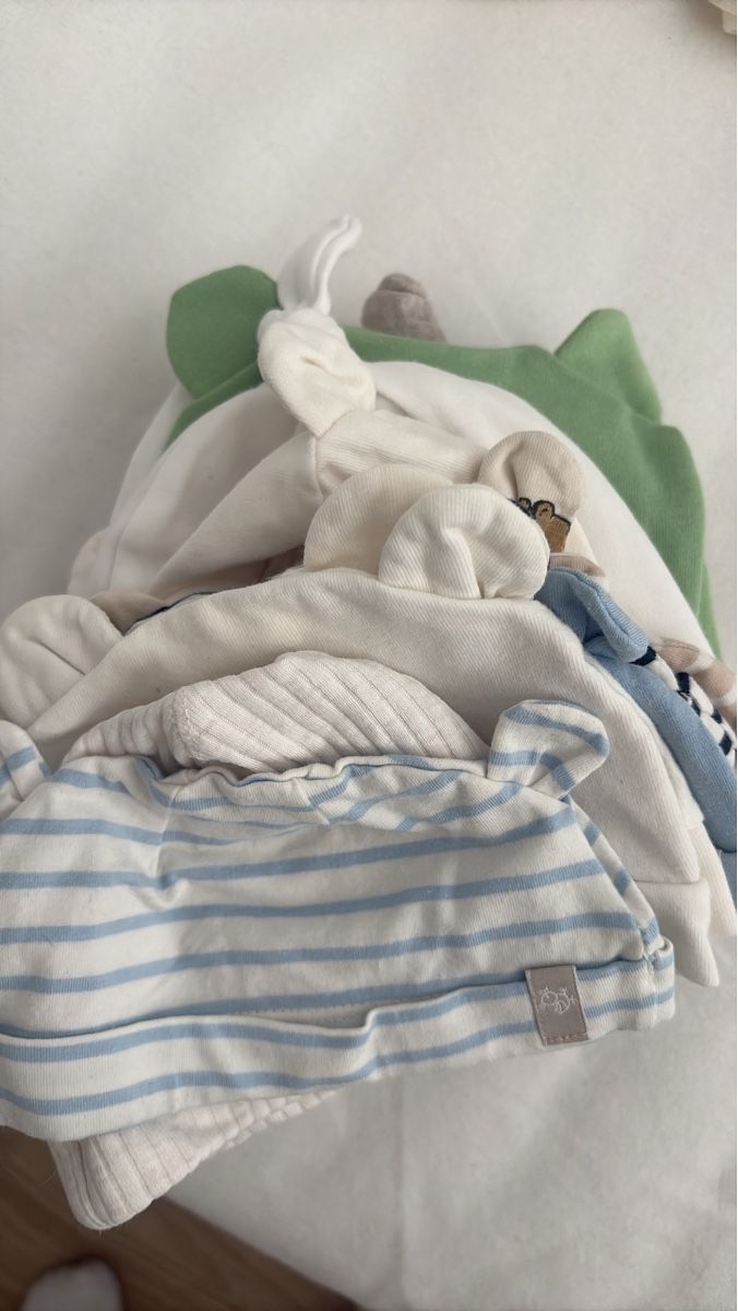 Repas pour bébés: Baby Hats Bundle Various Colors Good Condition – Neuf avec emballage d'origine à Bonstetten par mar_vs88