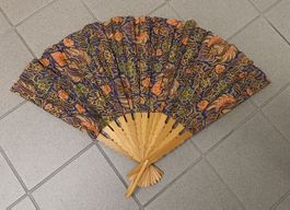 *FÄCHER MIT STOFFBEZUG* AUFHÄNGUNG/CA. 46CM LÄNGE + 4/TIPTOP