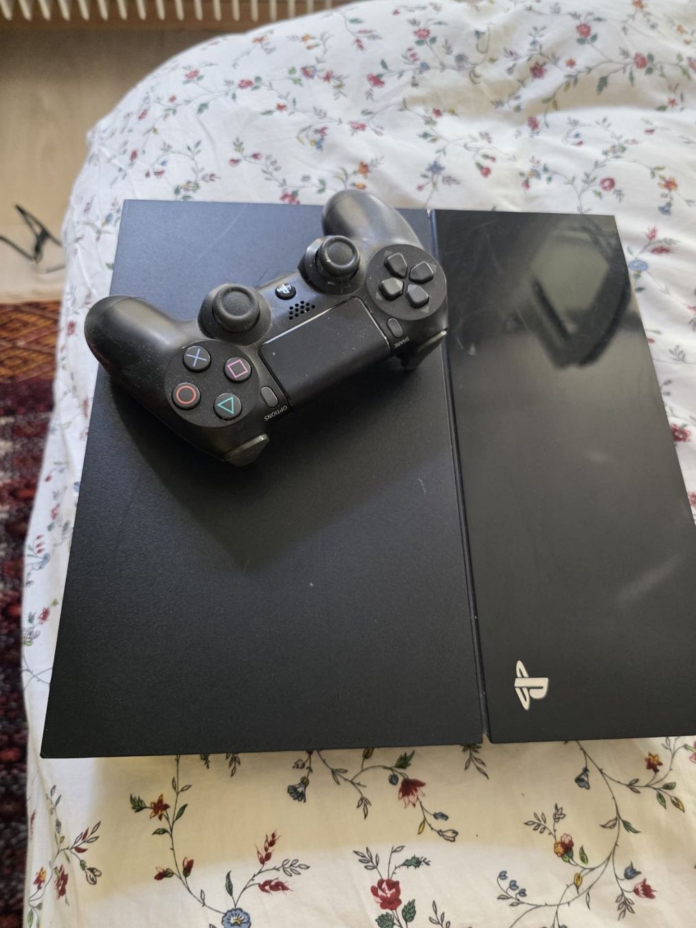 Sony Console: PlayStation 4 avec  manette – Usato da Neuchatel venduto da StevChamb110 4