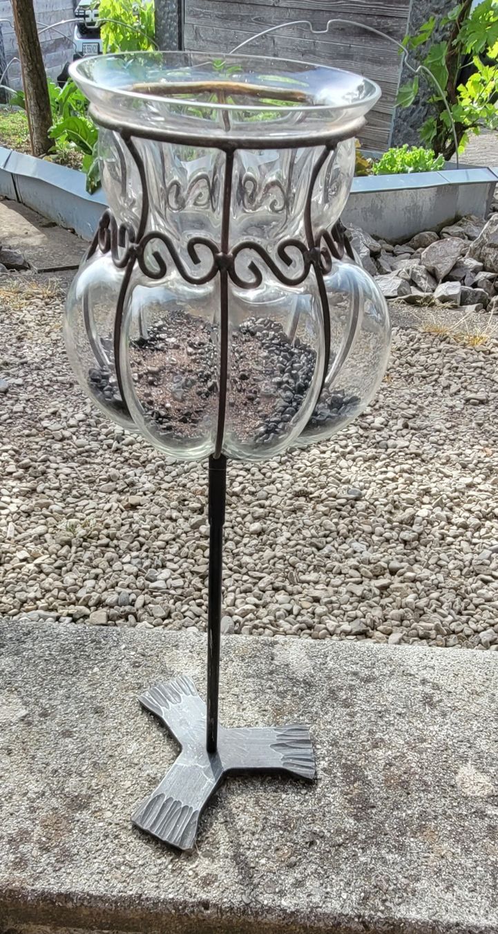 Portacandele: alter, eiserner Kerzenständer/ Windlicht mit Glas – Usato da Grosshöchstetten venduto da Dirue