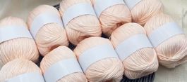 1000 g weiches, aprikotfarbenes Strickgarn