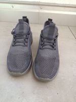 Baskets de sport grises pointure 41 état occasion 