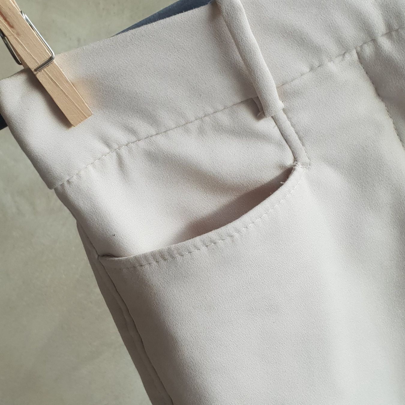 Mango Pantaloni: 🐸 Hose MANGO 34 offwhite – Nuovo (secondo la descrizione) da Môtier (Vully) venduto da Frogs 6