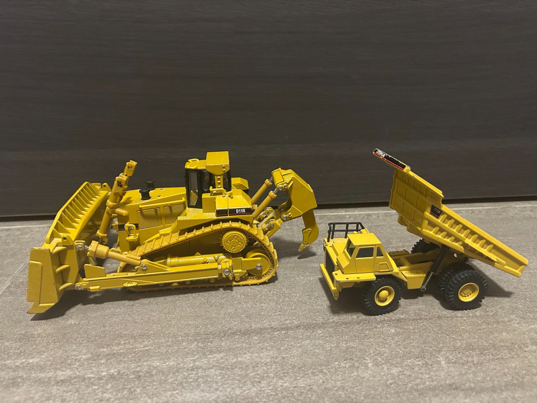 Modellini d'auto: Caterpillar D11R Track & Dumper 773B – Usato da Lausanne venduto da Retro-geek