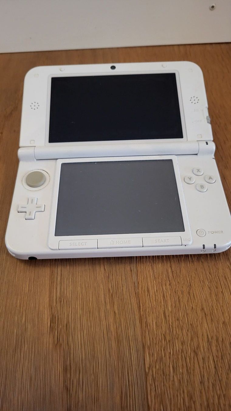 Nintendo Console: Nintendo 3DS XL Weiss – Usato da Münsingen venduto da Heroism2010 1