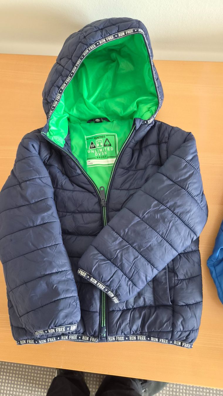 Lotti di vestiti: 2 Anoraks / doudounes, taille 104 - PN: CHF 74.95 – Usato da Goumoens-la-Ville venduto da cfaIII 1