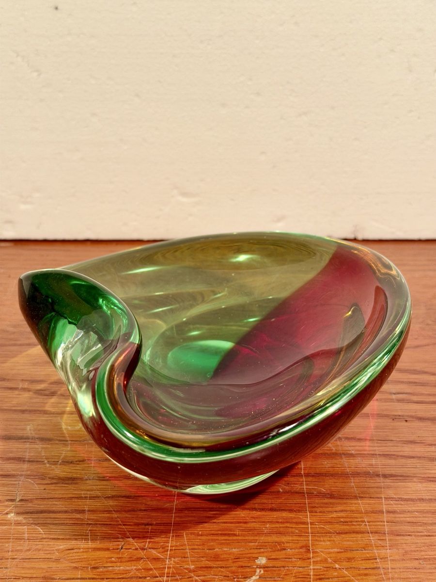 Portacenere: Vintage Emerald Green & Ruby Swirl Glass Ashtray Dish – Usato da Lausanne venduto da vas_mbk2