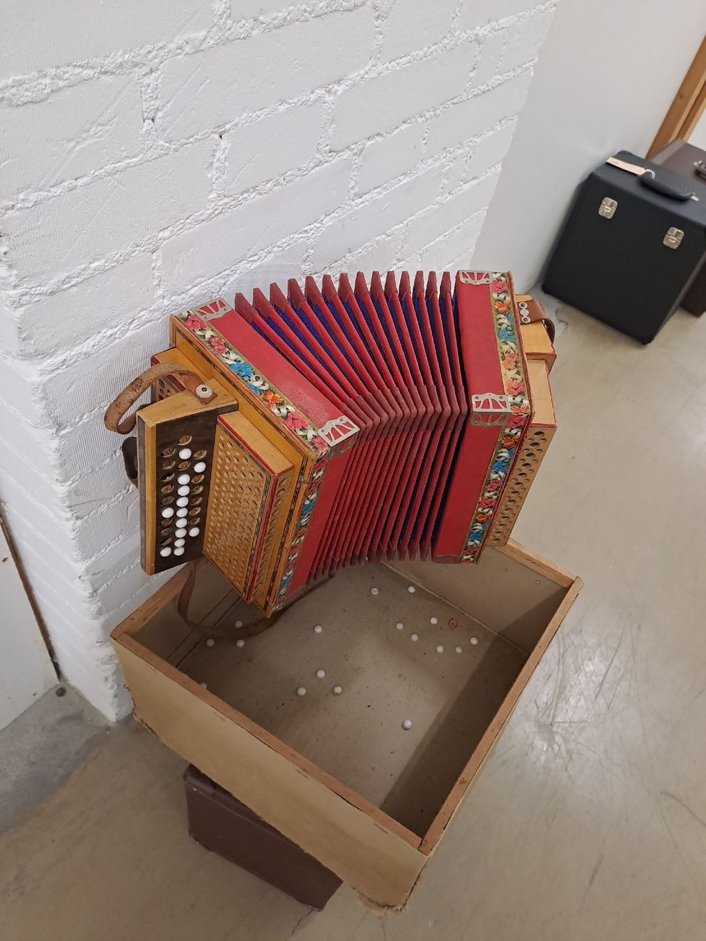 Strumenti musicali: schwyzerorgeli ton B 18 basses  – Usato da Villeneuve venduto da BibiVintage 1