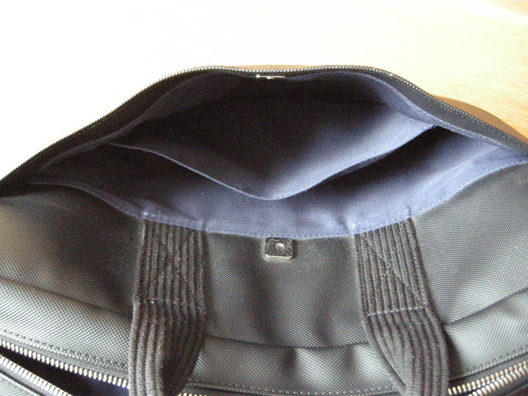 Valigie & Borse: Lacoste Laptop-, Büro-, Aktentasche – Usato da Bottmingen venduto da dah_cfj9 3