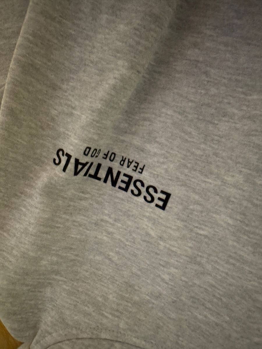 Maglioni & Felpe: Essential Hoodie – Usato da Uetikon am See venduto da Dariusstasys 3