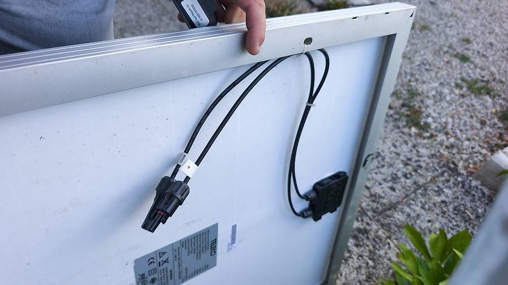 Dispositivi a energia solare: Kit panneau solaire + régulateur pour camping-car  – Usato da Petit-Lancy venduto da spimex